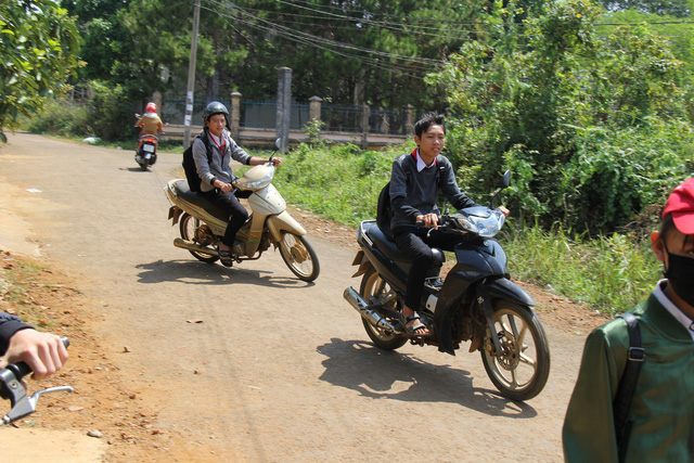 dak nong hoc sinh deo khan quang do vo tu dieu khien xe may toi truong