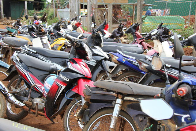 dak nong hoc sinh deo khan quang do vo tu dieu khien xe may toi truong