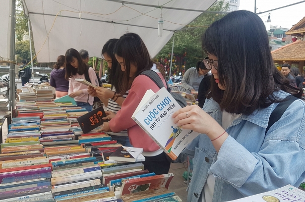 sach cu 1000 dong tiep tuc duoc bay ban tai van mieu