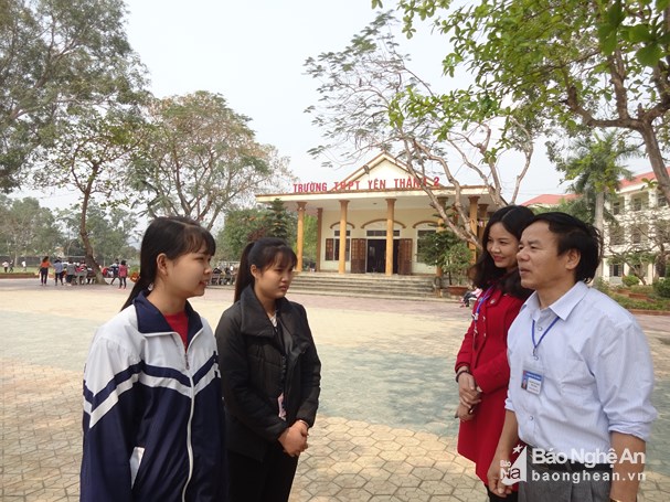 2 hoc sinh nhat duoc 8 trieu dong dem tra nguoi danh roi