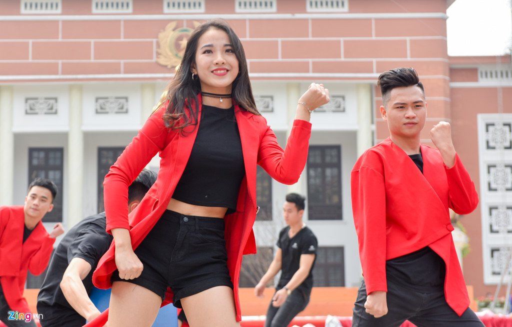 nu chien si cong an tuong lai xinh tuoi nhay dan vu