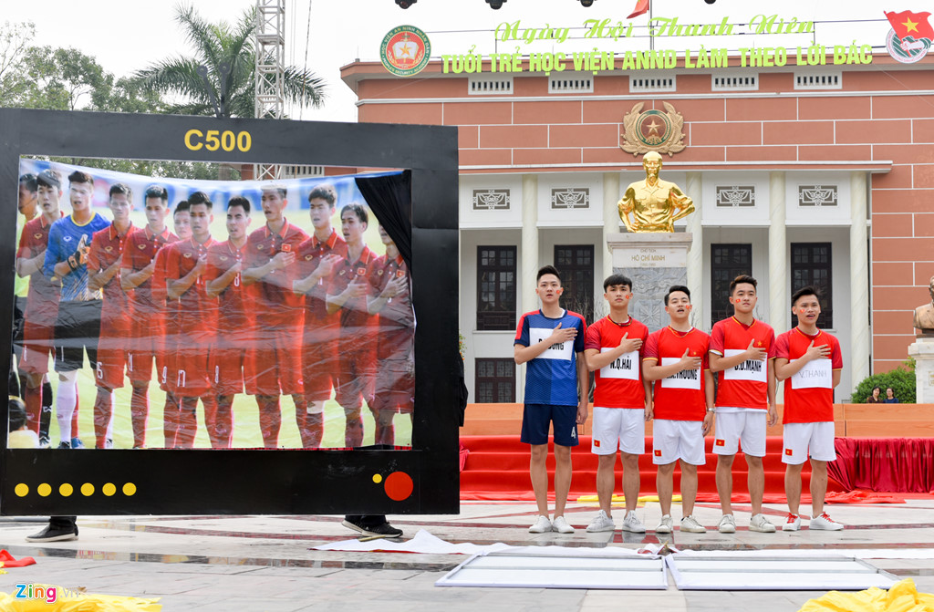 nu chien si cong an tuong lai xinh tuoi nhay dan vu