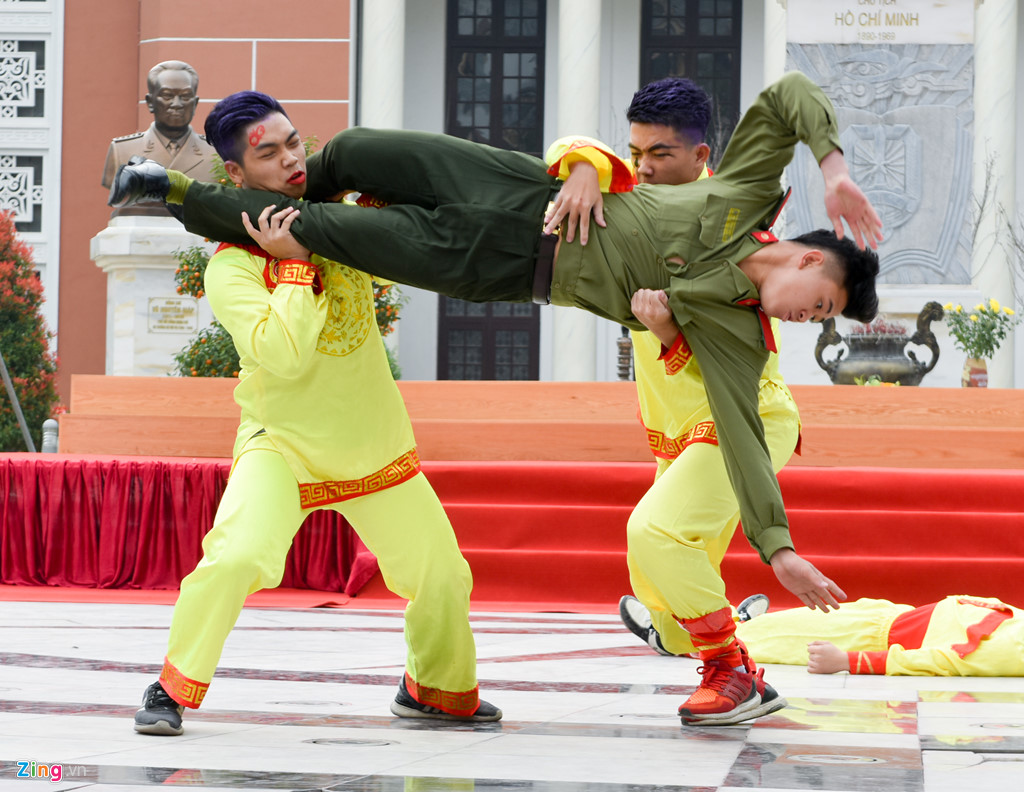 nu chien si cong an tuong lai xinh tuoi nhay dan vu