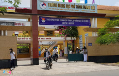 Ban giám hiệu chia nhau tiền hoa hồng bán đồng phục học sinh