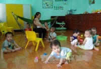 dinh chi hoat dong lop mau giao khien tre bi bong hai ban chan