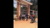 truong hoc anh cam hoc sinh uong nuoc bang chai nhua