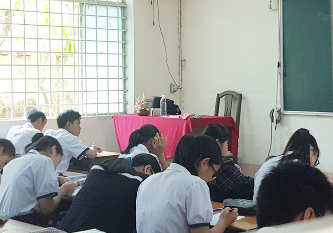 ubnd tphcm yeu cau xu ly co giao khong giang bai khien nu sinh khoc