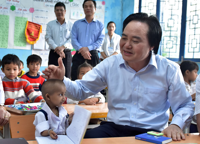 bo truong gddt phung xuan nha tham cau be ty hon o quang ngai