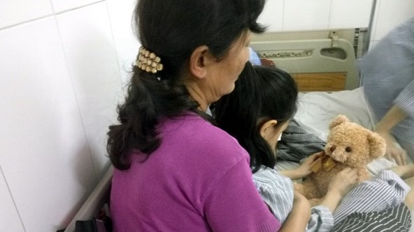 be gai lop 1 bi phi thuoc ke mu mat noi am anh vo hinh