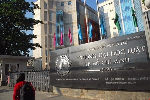 nhung ngoi truong duoi hoc sinh vien nhu com bua vi noi quy khat khe