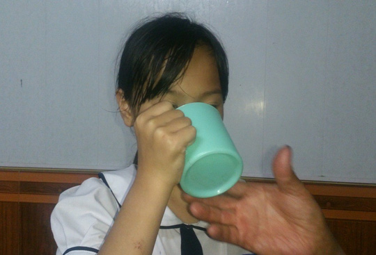 me co giao phat hoc sinh uong nuoc gie lau bang giang co ket qua xet nghiem