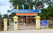 Kỷ luật thầy giáo tát học sinh, bị đấm gãy mũi