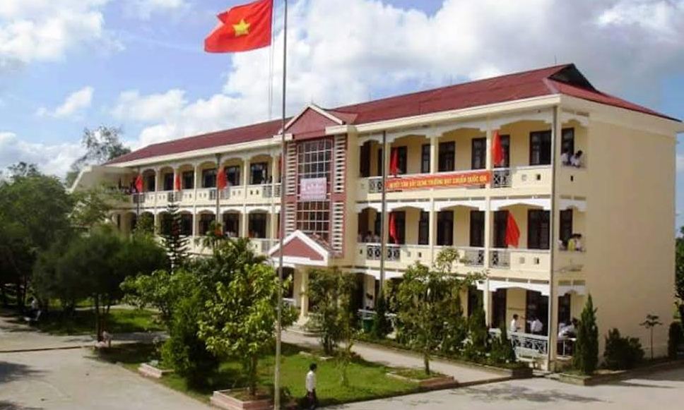mot truong pho thong co den 4 pho hieu truong bat thuong
