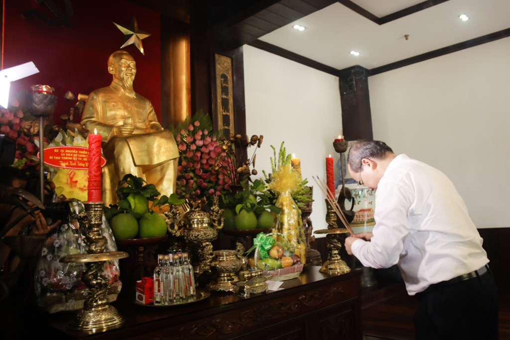 Tân Bí thư TP HCM Nguyễn Thiện Nhân thăm Bến Nhà Rồng tan bi thu tp hcm nguyen thien nhan tham ben nha rong