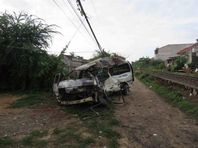 tau hoa dam truc dien vao xe o to 16 cho