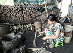 Cha bỏ đi, mẹ mù lòa, nữ sinh học giỏi 'ngập ngừng' trước ước mơ trở thành cô giáo