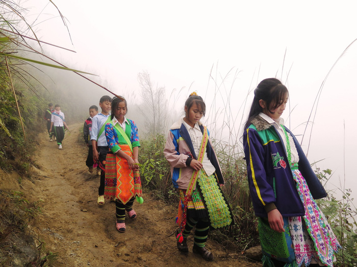 xot xa canh bang rung gia den truong cua nhung dua tre lang sang