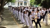 Nữ sinh mặc áo dài trắng nhảy 'cực xinh' trên sân trường