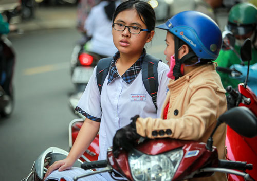 phu huynh sa i go n cu ng ho c sinh cha y dua va o lo p 10 cong la p