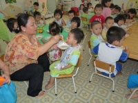giat minh vi hau qua dang so tu so thich an cay cua con tre