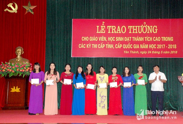yen thanh trao thuong hon 1000 giao vien va hoc sinh gioi