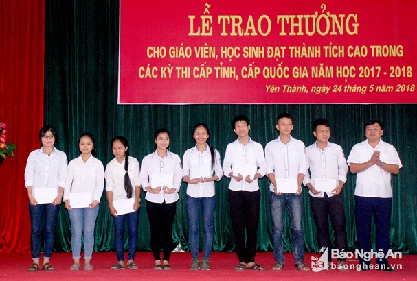 yen thanh trao thuong hon 1000 giao vien va hoc sinh gioi