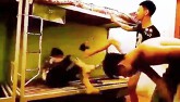 3 nam sinh đánh bạn dã man bị phạt... 1 tuần lao động