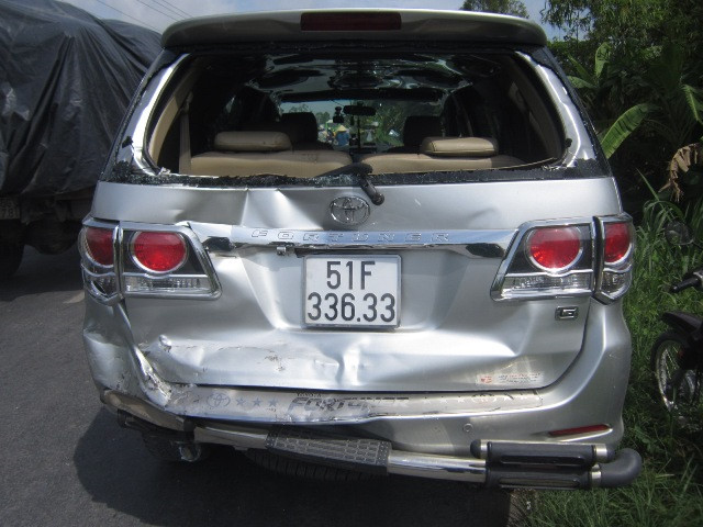 xe 7 cho di dam cuoi bi oto khach tong dap duoi 10 nguoi thoat chet