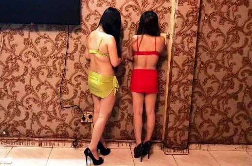 gan chuc tiep vien mac bikini ao yem ngoi tren dui khach o sai gon