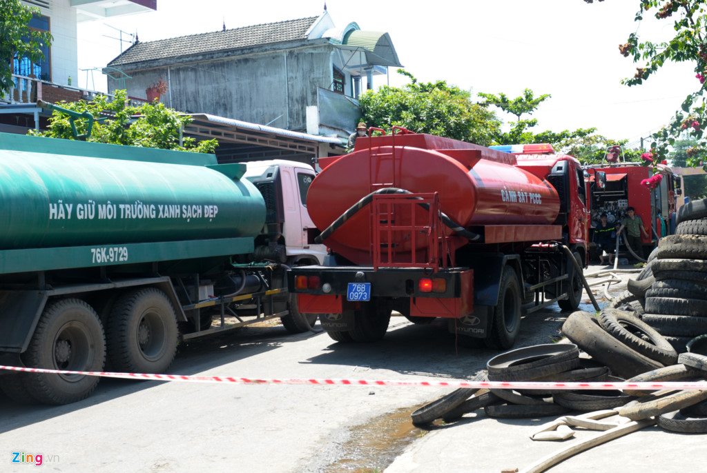 hang tram canh sat bo doi dap lua o lang tai che lop oto