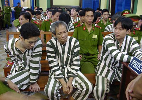 nha bao ke chuyen nhung ban tay the luc phia sau