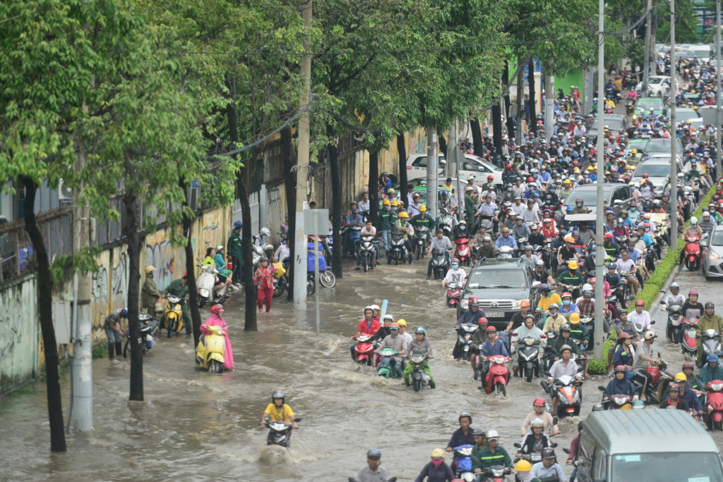 nguoi sai gon vo tu ngoi uong tra sua giua bien nuoc sau mua