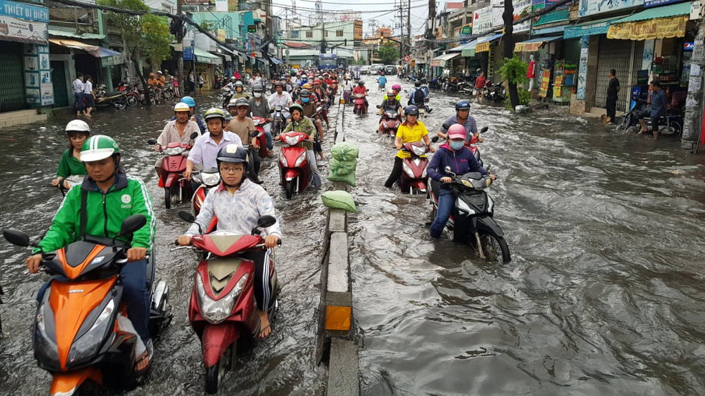 nguoi sai gon vo tu ngoi uong tra sua giua bien nuoc sau mua