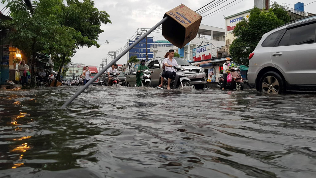 nguoi sai gon vo tu ngoi uong tra sua giua bien nuoc sau mua