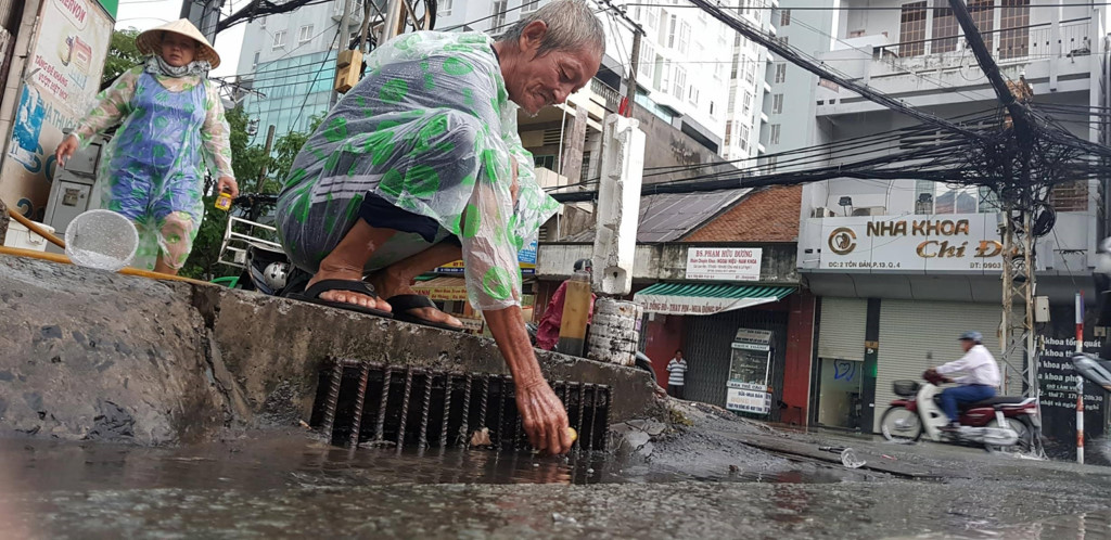 nguoi sai gon vo tu ngoi uong tra sua giua bien nuoc sau mua