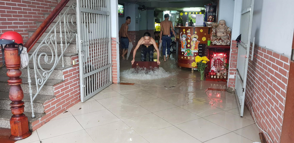 nguoi sai gon vo tu ngoi uong tra sua giua bien nuoc sau mua