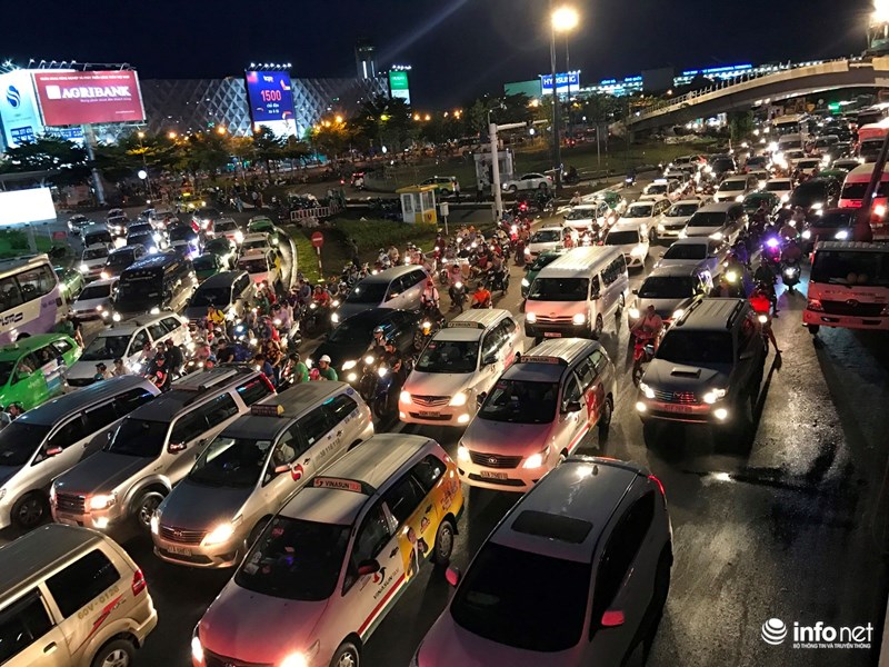 toi qua 236 hang nghin nguoi chon chan o cua ngo san bay tan son nhat
