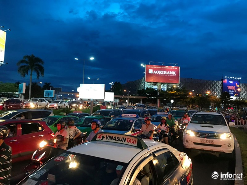 toi qua 236 hang nghin nguoi chon chan o cua ngo san bay tan son nhat