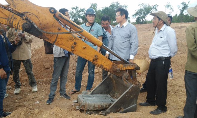 con chau nha nguyen vo oa khi tim duoc tam bia vo vua lang mo