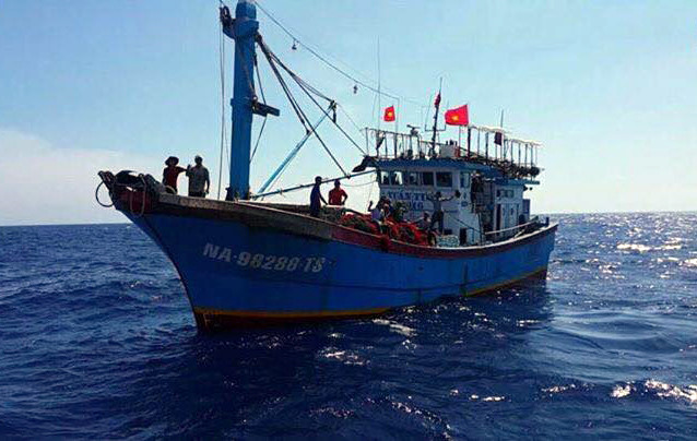 cuu 17 ngu dan gap nan tren duong phan dinh vinh bac bo