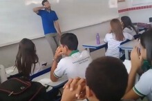 Video: Thầy giáo bị nợ lương bật khóc khi nhận khoản giúp đỡ từ học sinh