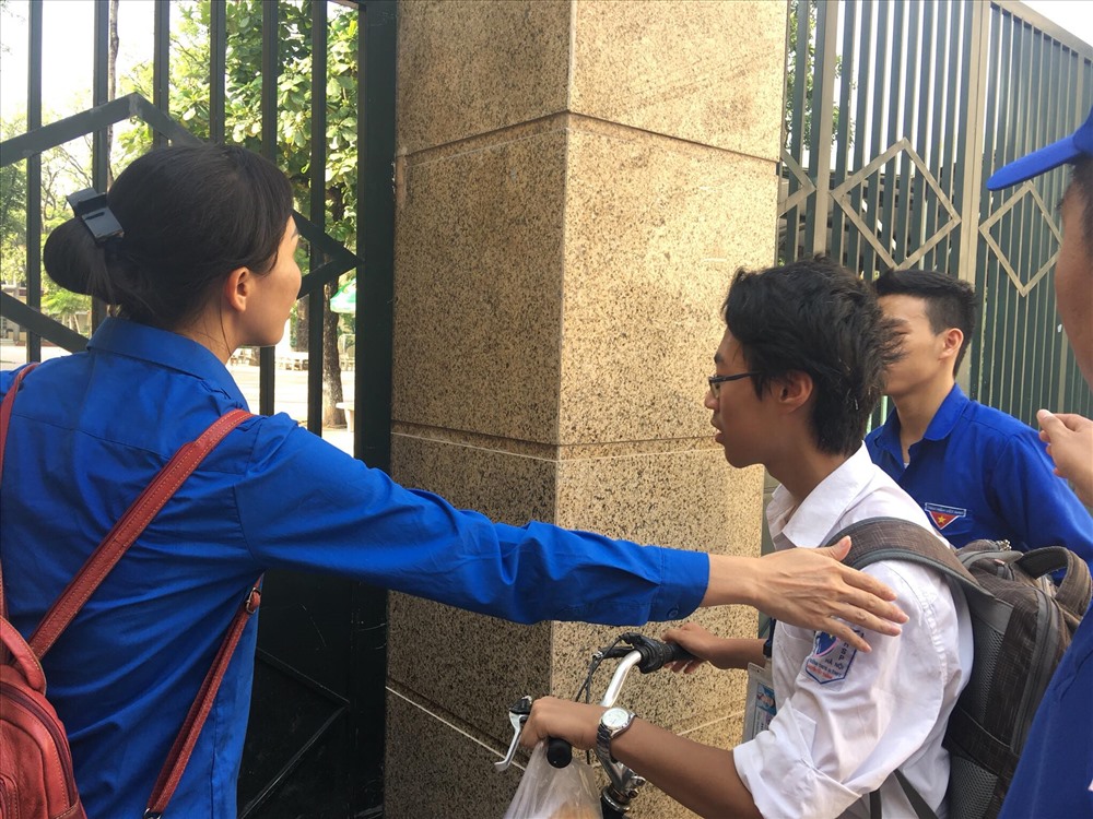 tuyen sinh lop 10 xot long nam sinh cam banh mi chua kip an hot hai vao phong thi gio chot