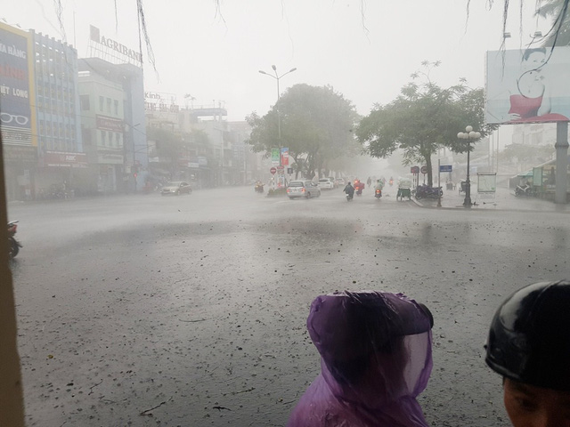 hue phu huynh dua con di lam thu tuc thi trong loc lon mua du doi