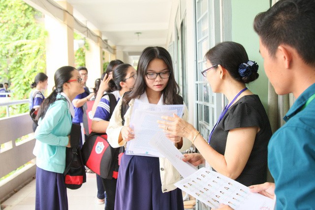 quen chung minh nhan dan nhieu thi sinh phai lam giay cam doan