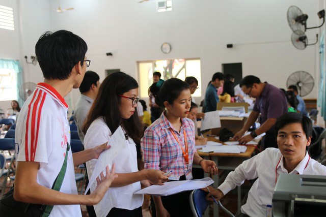 quen chung minh nhan dan nhieu thi sinh phai lam giay cam doan