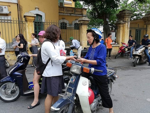 truc tiep ki thi thpt quoc gia 2018 cha me vay chao dong vien con buoc vao phong thi