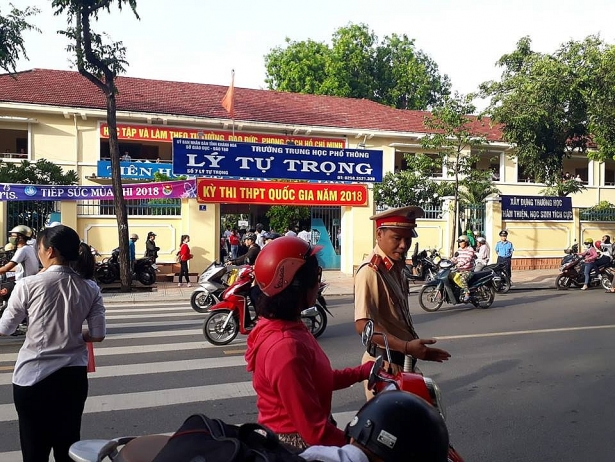 truc tiep ki thi thpt quoc gia 2018 cha me vay chao dong vien con buoc vao phong thi