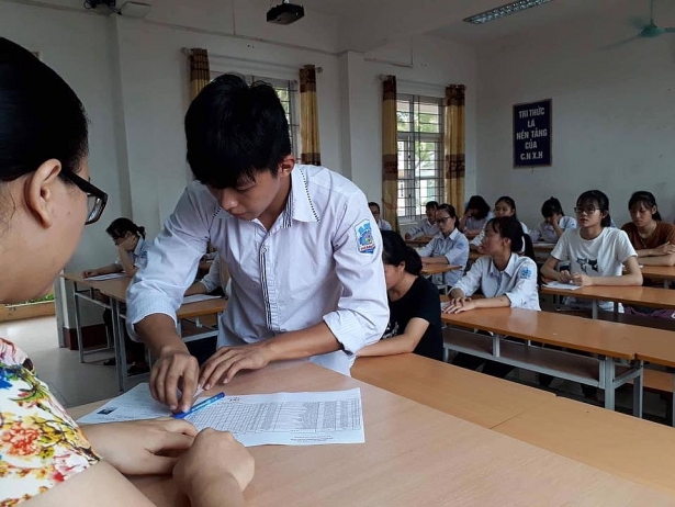 truc tiep ki thi thpt quoc gia 2018 thi sinh vao phong thi chuan bi phat de thi ngu van