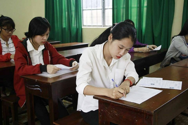truc tiep ki thi thpt quoc gia 2018 si tu ca nuoc chinh thuc dat but lam bai thi ngu van
