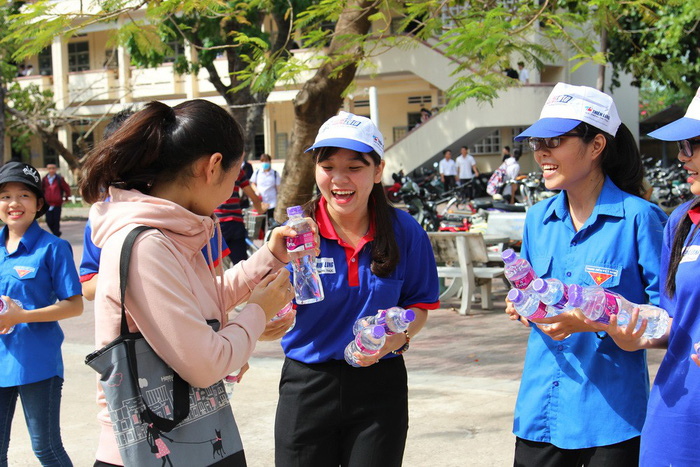 van tuoi xinh nhung bong hong mua thi